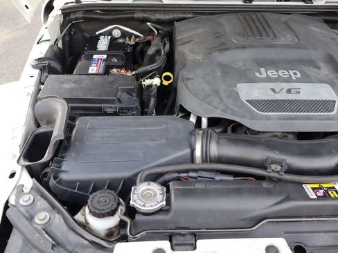 Used 2015 Jeep Wrangler Unlimited Sahara image 36