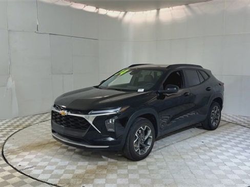 Used 2024 Chevrolet Trax LT w/ Driver Confidence Package image 4