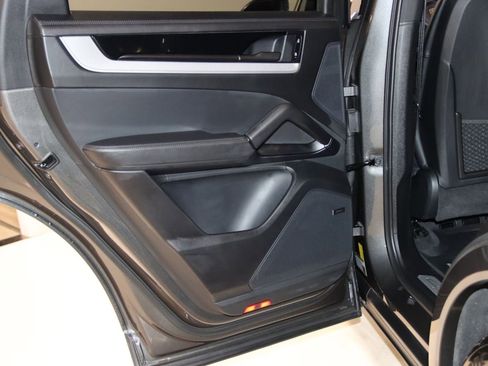 Used 2024 Porsche Cayenne image 61