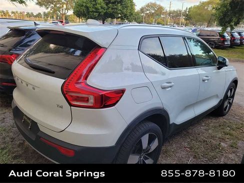 Used 2020 Volvo XC40 T4 Momentum image 22
