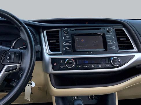 Used 2015 Toyota Highlander Plus FWD image 7