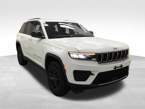 Used 2025 Jeep Grand Cherokee Laredo X AWD/4WD image 3