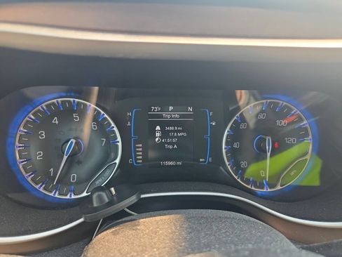 Used 2017 Chrysler Pacifica Touring-L w/ Tire & Wheel Group FWD image 10