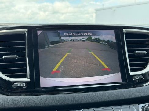 Used 2023 Chrysler Pacifica Touring-L FWD image 23