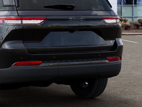 New 2025 Jeep Grand Cherokee Limited w/ Trailer Tow Package AWD/4WD image 13
