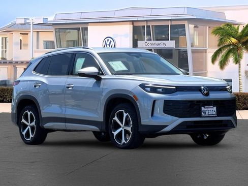 Used 2025 Volkswagen Tiguan SE AWD/4WD image 1