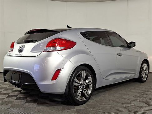 Used 2017 Hyundai Veloster Value Edition image 9