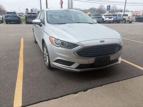 Used 2017 Ford Fusion SE w/ Fusion SE Technology Package image 3