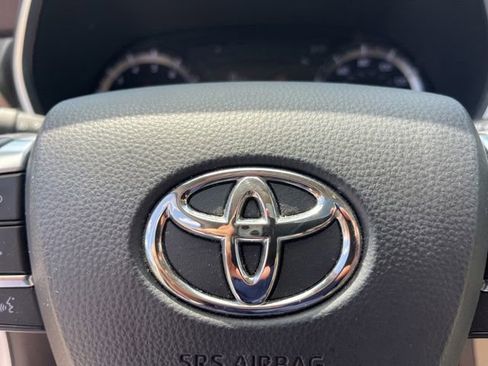Used 2021 Toyota Highlander XLE FWD image 33