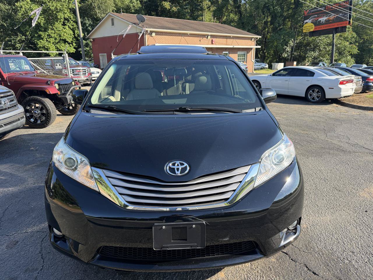 Used 2017 Toyota Sienna XLE w/ XLE Navigation Package FWD image 2