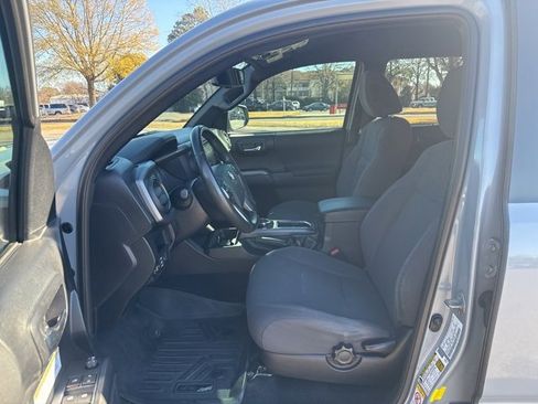 Used 2019 Toyota Tacoma TRD Off-Road image 9