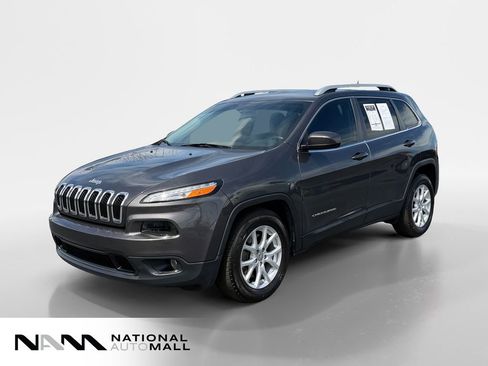 Used 2017 Jeep Cherokee Latitude FWD image 1