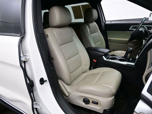 Used 2015 Ford Explorer XLT w/ Equipment Group 202B image 12
