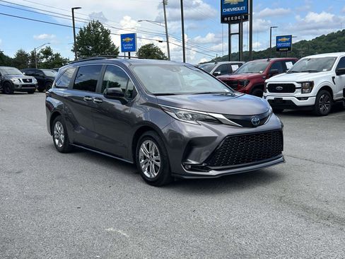 Used 2022 Toyota Sienna XSE w/ XSE Plus Package AWD/4WD image 1