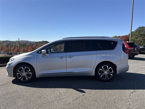 Used 2024 Chrysler Pacifica Pinnacle image 8