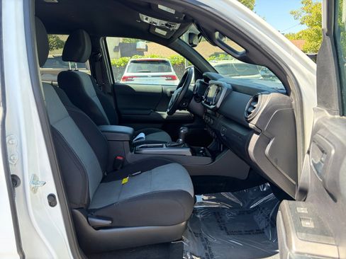 Used 2021 Toyota Tacoma TRD Off-Road w/ Technology Package AWD/4WD image 29