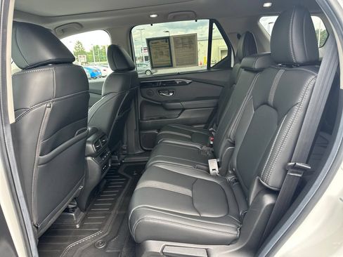 Used 2025 Honda Pilot Touring image 17