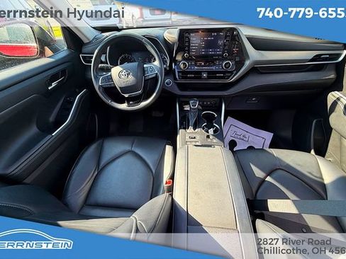 Used 2021 Toyota Highlander XLE AWD/4WD image 10