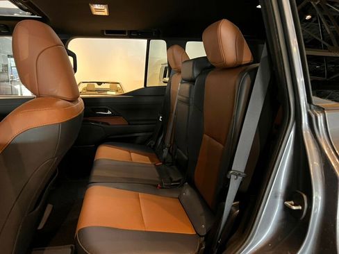 Used 2025 Lexus GX 550 w/ Accessory Package (31) image 10