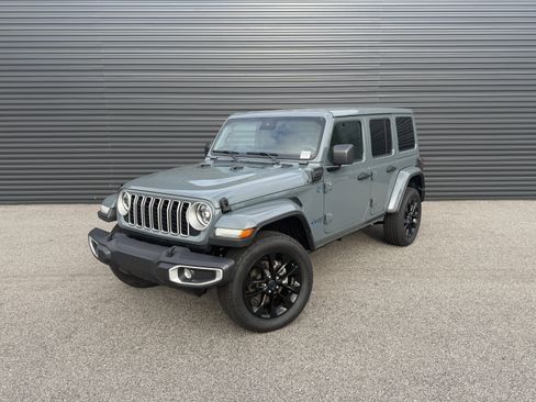 Used 2025 Jeep Wrangler Unlimited Sahara w/ Safety Group AWD/4WD image 1
