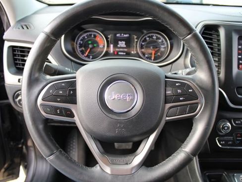 Used 2019 Jeep Cherokee Latitude Plus w/ Comfort/Convenience Group FWD image 18
