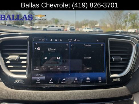 Used 2024 Chrysler Pacifica Touring-L FWD image 13