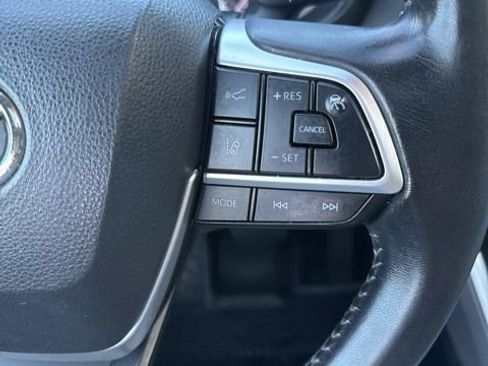 Used 2022 Toyota Highlander XLE AWD/4WD image 25