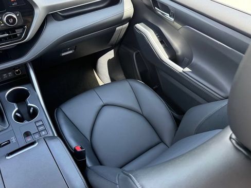 Used 2025 Toyota Highlander XLE FWD image 24