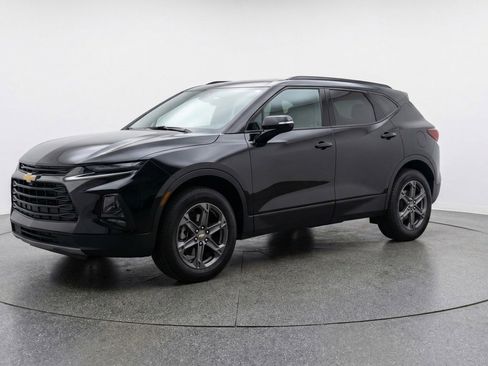 Used 2025 Chevrolet Blazer LT image 2