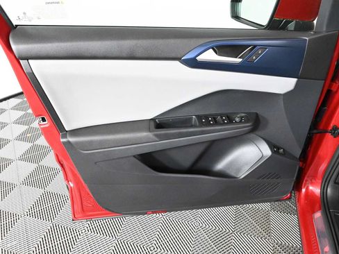 Certified 2022 Volkswagen Taos SE FWD image 18