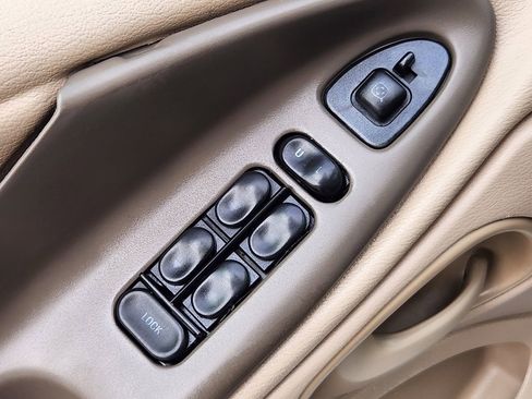 Used 2004 Ford Mustang Convertible image 24