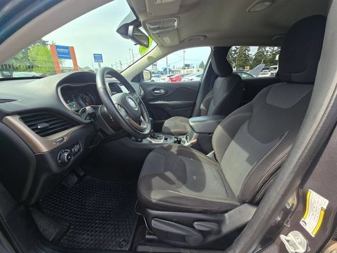 Used 2016 Jeep Cherokee Latitude w/ Cold Weather Group AWD/4WD image 21