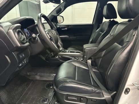 Used 2021 Toyota Tacoma TRD Off-Road w/ TRD Premium Off Road Package AWD/4WD image 19