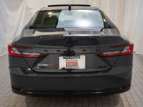 Used 2025 Toyota Camry XLE image 4