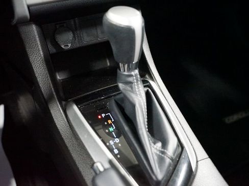 Used 2018 Toyota Corolla LE FWD image 19