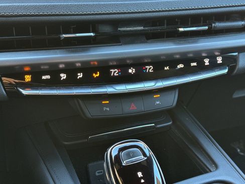 Used 2024 Cadillac XT4 Premium Luxury AWD/4WD image 17