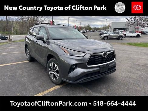 Used 2023 Toyota Highlander XLE AWD/4WD image 1