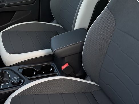 New 2025 Volkswagen Taos SE image 17