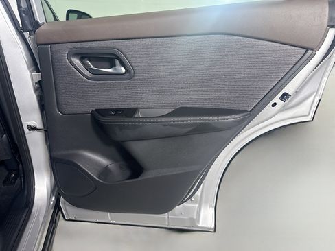 Used 2023 Nissan Rogue SV image 28