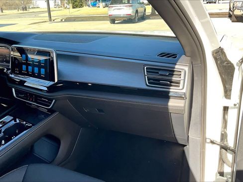 Used 2025 Volkswagen Atlas Cross Sport SE image 18