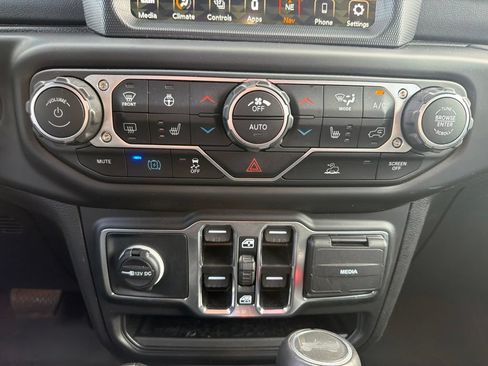 Used 2022 Jeep Wrangler Unlimited Sahara w/ Cold Weather Group AWD/4WD image 28