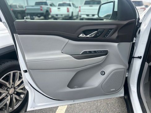 Used 2023 GMC Acadia SLT w/ Preferred Package image 14