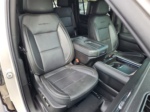 Used 2022 GMC Yukon XL Denali w/ Denali Ultimate Package image 17