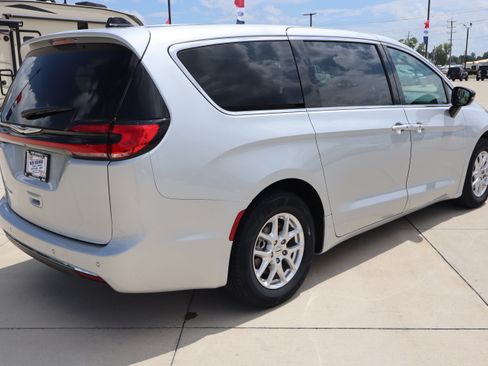 Used 2024 Chrysler Pacifica Touring-L FWD image 5