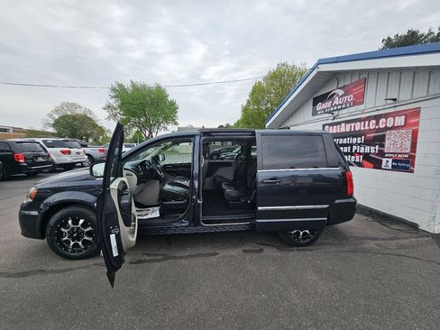 Used 2014 Chrysler Town & Country Touring FWD image 24