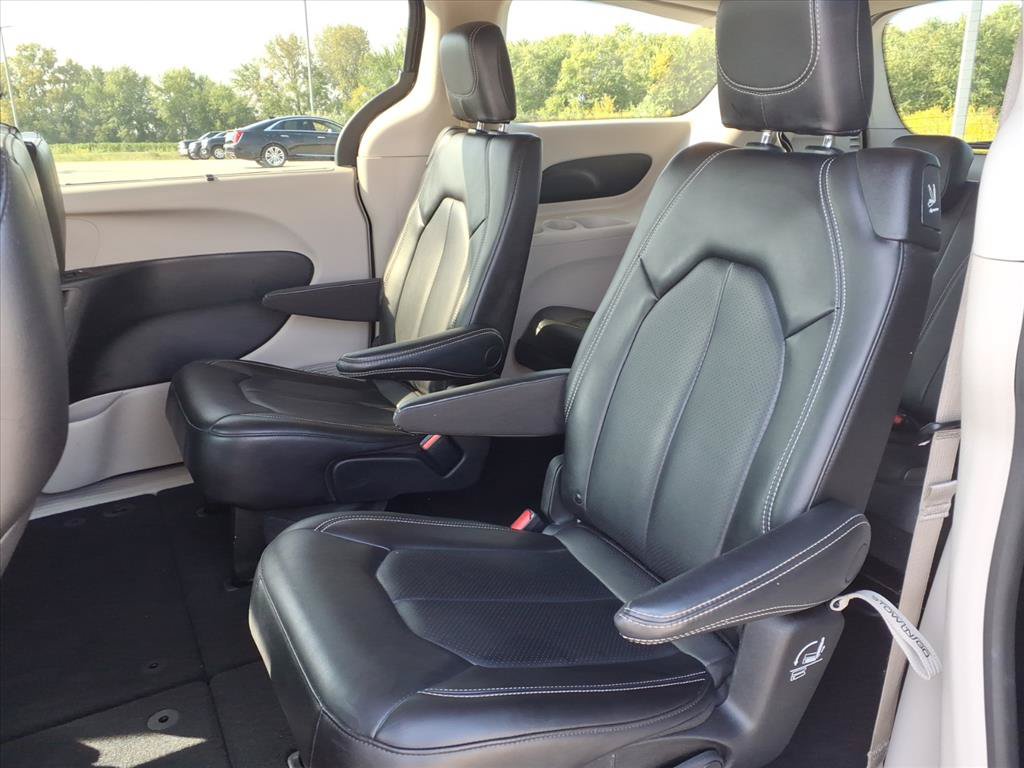 Used 2023 Chrysler Pacifica Touring-L FWD image 24