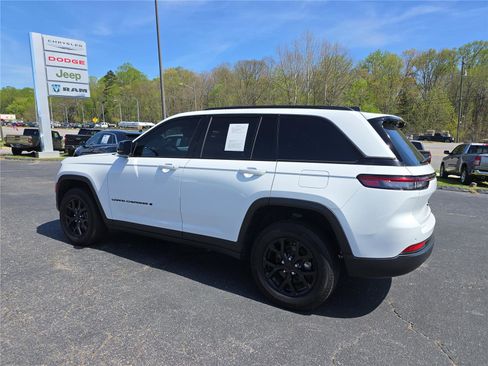 Used 2024 Jeep Grand Cherokee Altitude RWD image 5