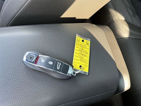 Used 2018 Porsche Macan BASE image 25