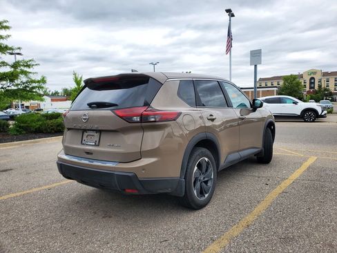 Used 2024 Nissan Rogue SV AWD/4WD image 4