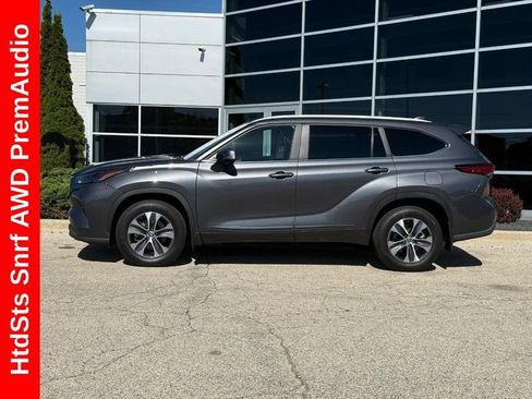 Used 2023 Toyota Highlander XLE AWD/4WD image 6